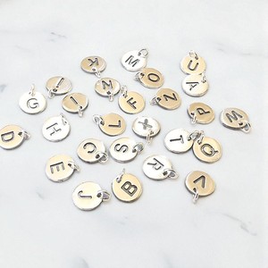 Dijes iniciales redondos de 8 MM-Hallazgos hechos a mano al por mayor - Product Image 1