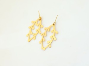 Pendientes colgantes de rama de hoja chapados en oro hechos a mano, joyería llamativa inspirada en la naturaleza para mujer - Product Image 4