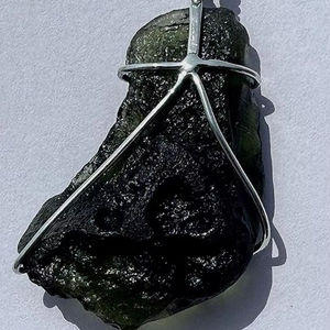 Pendentif en moldavite naturelle faite à la main de qualité tchèque en argent 925 pour la guérison et les cadeaux - Product Image 1