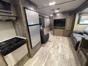 NEATLY USED 2019 Keystone Sprinter Campfire 29FK DISPONIBLE À LA VENTE - Product Image 6