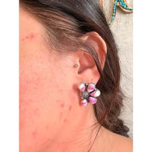 Pendientes de botón hechos a mano estilo Navajo con diseño de flor de dalia 'Cotton Candy' y engaste de plata de ley tipo cluster - Product Image 2