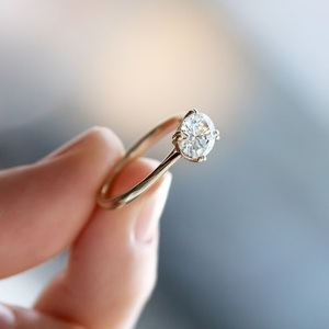 Bague en diamant ovale en or 14 carats cultivée en laboratoire certifiée IGI pour mariage ou fiançailles, convient également comme bracelet - Product Image 3