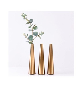 Vase à fleurs en métal avec éclat élégant idéal pour la table de salon et les arrangements floraux classiques - Product Image 1