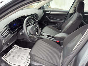 2024 para S FWD Automático, Volante a la Izquierda, Interior Oscuro, Neumáticos R18, Asientos de Tela, Automático Inteligente, En Buen Estado - Product Image 2