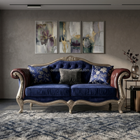 Canapé capitonné classique européen sur mesure avec structure en bois sculpté et assise en velours bleu pour villa, hôtel, salon