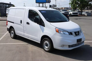 Furgoneta de Carga Compacta N.V200 2024 Usada en Buen Estado, Volante a la Izquierda, Asientos de Cuero, Cámara Trasera - Product Image 2