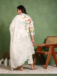 Ensemble Kurta Pantalon Dupatta à imprimé floral Multicolore Fabriqué en coton cambric avec détails en dentelle à col en V et manches 3/4 - Product Image 6
