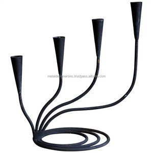 Bougeoir en fer forgé vintage à 3 bras forgé à la main en métal noir pour la décoration intérieure et les cadeaux de Noël - Product Image 2