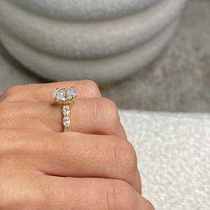 Anillo de Compromiso con Diamante Cultivado en Laboratorio de Corte Ovalado de 3.50 Quilates, Halo Oculto, Diamantes de Corte Ovalado y Redondo Laterales, Oro Amarillo de 18k, Certificado IGI - Product Image 2