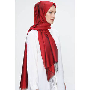 Chal Rectangular de Poliéster Color Borgoña con Borlas - Bufanda de Invierno Suave y Transpirable - Product Image 3