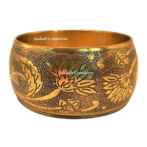 กำไลทองเหลืองแบบกว้างดีไซน์แกะสลักดอกไม้ที่สวยงามทันสมัยจาก uttar Pradesh Zam Zam impex สำหรับงานศิลปะ & ของสะสม - Product Image 5