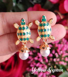 Pendientes de tortuga de doble tono en chapado en oro con perlas de racimo Pendientes únicos para mujeres Ideal para bodas, ocasiones festivas - Product Image 1
