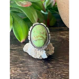 Anillo de Moda de Acero Inoxidable Hecho por Artesanos Navajo con Gaspeita Australiana y Engaste de Plata Esterlina, Talla 6, Elegante Idea de Regalo - Product Image 1