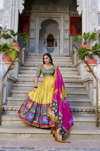 Hermoso vestido de estilo moderno Tussar Silk Lehenga Choli & Dupatta con Kalamkari y fabricante de trabajo de lámina de la India - Product Image 2