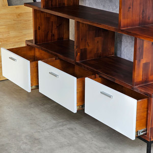 KS68179 Librería de Pie para Sala de Estar, Forma Rectangular, Cajones, Hecha de Madera de Melaleuca, Patas de Hierro, Recubrimiento en Polvo Negro - Product Image 5