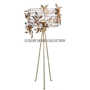 Élégant lampadaire en verre teinté Tiffany avec abat-jour artisanal coloré pour une touche de décoration intérieure intemporelle et classique - Product Image 6