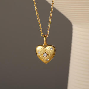 Collier personnalisé Jeulia avec pendentif cœur gravé et pierre de naissance, simple et élégant pour tous les jours - Product Image 5