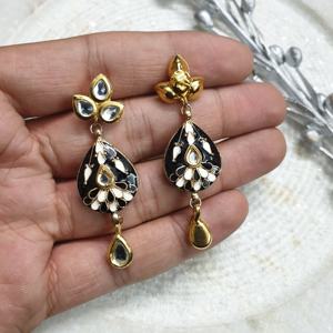 Pendientes colgantes Kundan de esmalte negro para mujer, joyería de boda india tradicional, acabado dorado ligero, diseño de pendientes para fiesta - Product Image 2