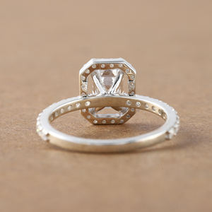 Luxueuse bague de fiançailles personnalisable à la mode en or massif 14 carats taille émeraude diamant cultivé en laboratoire Halo pavé réglage certifié IGI - Product Image 4