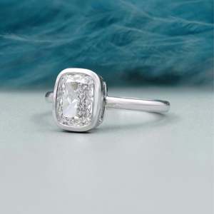 Anillo de Compromiso Solitario con Corte Cojín, Certificado IGI, Oro Blanco con Engaste de Bisel y Diamante para Futura Novia - Product Image 3
