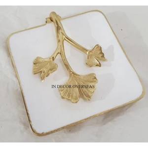 Porte-serviettes en métal de la plus haute qualité enduit de poudre de couleur blanche avec des feuilles de gingko plaquées or à un prix impressionnant - Product Image 1