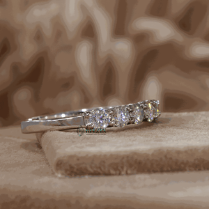 แหวนหมั้นทรงน่ารักประดับเพชรโมอิสซาไนต์ทรงกลมขนาด 4 มม. 5 เม็ด แบบฝังหนามเตย สำหรับผู้หญิง ทำจากทองคำขาว 10K สีโรสโกลด์ - Product Image 5