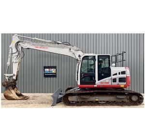 Mini-excavatrice Takeuchi haut de gamme avec sièges à suspension de luxe, moteurs de translation automatiques à 2 vitesses, éclairage LED, moteur et pompe. - Product Image 6