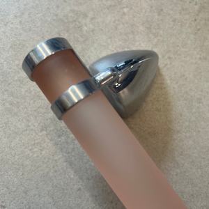 Elegante Toallero de Vidrio Esmerilado de 60 cm con Soportes de Pared de Acero Inoxidable en Rosa, Verde Botella o Blanco para Baños con Estilo - Product Image 1