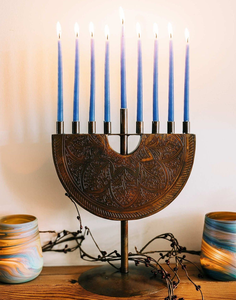 "Menorah arbre de vie en émail peint à la main en bronze avec feuilles et fleurs, une pièce artistique détaillée, à prix de gros." - Product Image 2