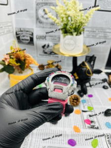 Reloj Iced Out VVS Moissanite con Bisel de Diamantes Multicolor, Correa de Goma Rosa, Esfera Plateada, Diseño Atrevido para Unisex - Product Image 2