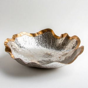 Vajilla redonda Empire Echo, cuenco artesanal de latón martillado, vajilla hecha a mano para un comedor elegante y un encanto atemporal de mesa - Product Image 1