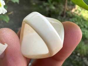 Anillo de hueso con acabado pulido liso, textura natural y diseño duradero, perfecto para un uso único, elegante y ecológico. - Product Image 4