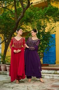 Ensemble de costume d'été en géorgette à fleurs artificielles avec broderie de perles, style vintage, silhouette droite, taille naturelle - Product Image 2