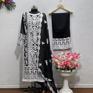 DESIGNER BLANC HEAVY GEORGETTE TOP AVEC TRAVAIL PALAZZO SUIT - Product Image 1