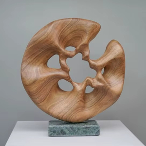 Escultura de madera intrincadamente detallada para amantes del arte cultural interesados en la artesanía tradicional y los estilos de arte atemporales - Product Image 1