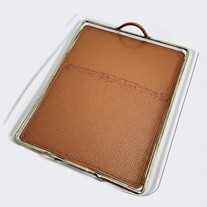 Plateau en cuir fabriqué à la main avec des coutures soignées et un design classique idéal pour servir des boissons ou organiser des accessoires avec style - Product Image 6