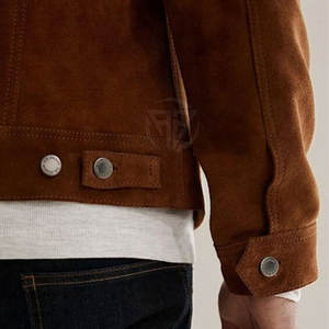 Veste d'hiver moderne en cuir suédé de vache avec logo frontal, design écologique et léger, lignes épurées et finition lisse - Product Image 6