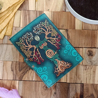 Carnet de sorcière vintage fait main en cuir motif arbre Mère Terre, Grimoire mystique à sept pierres avec bords festonnés pour les sorcières