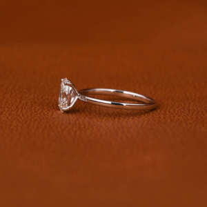 Anillo de compromiso chapado en oro sólido de 18 quilates de diamante creado en laboratorio de corte ovalado anillo de ajuste de solitario de moda de estilo clásico de lujo - Product Image 3