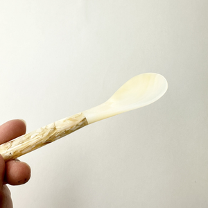 Cuillère à dessert élégante en nacre de qualité supérieure pour caviar, desserts, glaces, café et thé, en gros, en provenance du Vietnam - Product Image 2