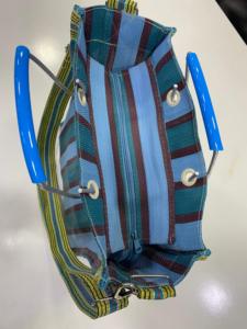 Sacs de courses rayés en nylon recyclé personnalisables avec poignée métallique et fermeture éclair, écologiques, fabriqués en Inde - Product Image 3