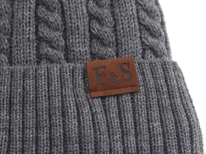 Bonnet à pompon tricoté personnalisé de haute qualité pour les fans de football en club de sport Écusson à pompon avec logo brodé en jacquard conçu pour l'hiver - Product Image 5