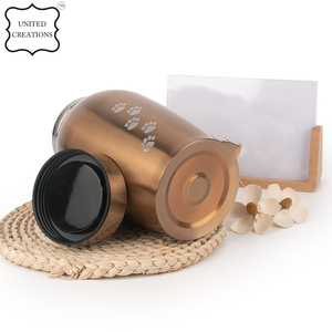 Urnes de crémation noires et dorées en émail avec des urnes de crémation de couleur noire avec des cendres faites à la main en forme de patte - Product Image 3