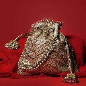 Bolsos Únicos con Bordado PERFECTO, Bolsos de Mano con Bordado Estilo Bohemio, Diseño Elegante con Forro de Perlas para Bodas - Product Image 4