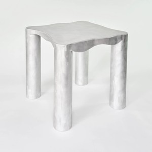 Mesa Auxiliar de Aluminio de Cuatro Patas Estilo Art Deco, Muebles para Oficina en Casa, 100% Hecho a Mano, Mesa Auxiliar de Forma Irregular - Product Image 1
