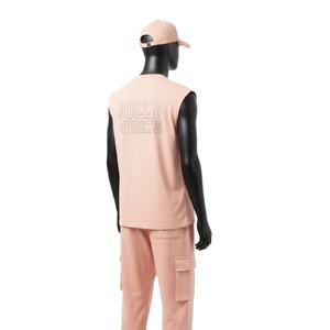 Conjunto de dos piezas para hombre: camiseta sin mangas de algodón de alta calidad en tono melocotón y pantalón cargo jogger con logo bordado. - Product Image 5