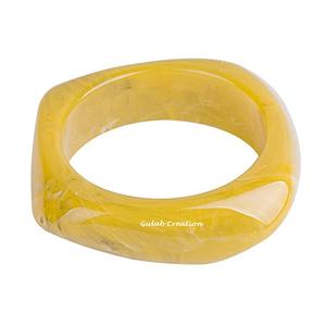 Bracelet jonc en résine jaune fait à la main bijoux de mode épais légers pour femmes avec fini brillant - Product Image 1
