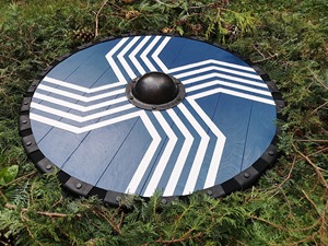 Cuchillos personalizables de escudo Báltico vikingo hechos a mano por el fabricante revestimiento de cuero de acero de madera para tallar producto de grado OEM DIY - Product Image 2