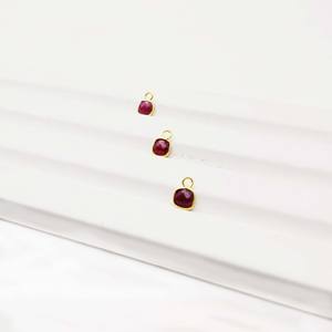 Charme coussin rubis plaqué or 18 carats minuscule pendentif en pierres précieuses à facettes pour breloques de boucles d'oreilles faites à la main et fabrication de bijoux - Product Image 1