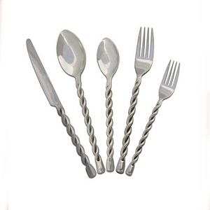 Ensemble de couverts en acier inoxydable, design torsadé plaqué argent, design de vaisselle de mariage, best-seller - Product Image 1